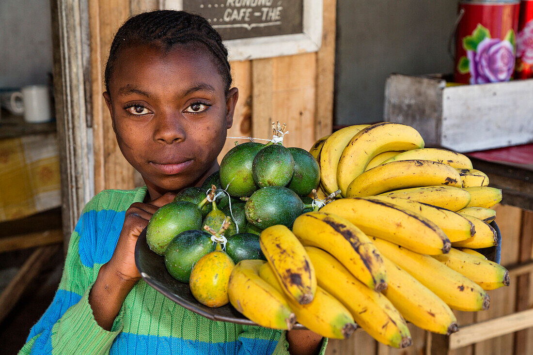 Madagassen-Mädchen bietet Obst zum Kauf an, Stamm der Merina, Hochland, Madagaskar, Afrika
