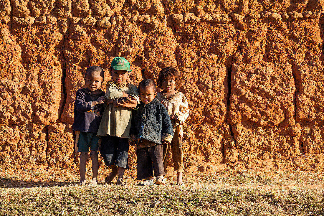 Kinder vor Lehmwand südlich von Antananarivo, Stamm der Merina, Hochland, Madagaskar, Afrika