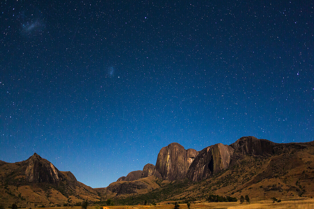 Südlicher Sternenhimmel mit den Magellanschen Wolkenüber dem Tsaranoro Massiv, Süd-Madagaskar, Afrika