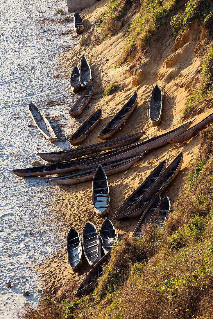Einbaum-Boote am Steilufer von Tolagnaro, Fort Dauphin, South, Madagaskar, Afrika