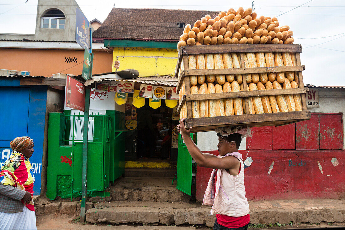 Man delivering bread, Bread deliverer, street scenario, Antananarivo, capital, Madagascar, Africa