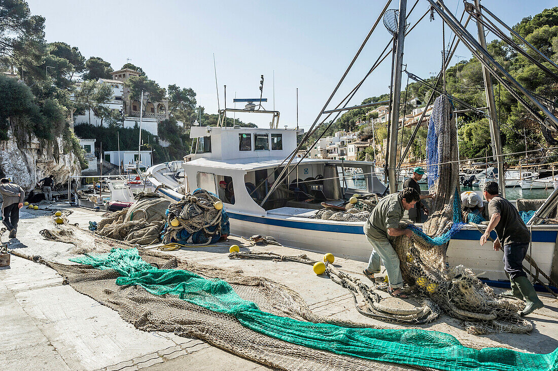 Fischer beim Sortieren der Netze, Cala Figuera, bei Santanyi, Mallorca, Spanien