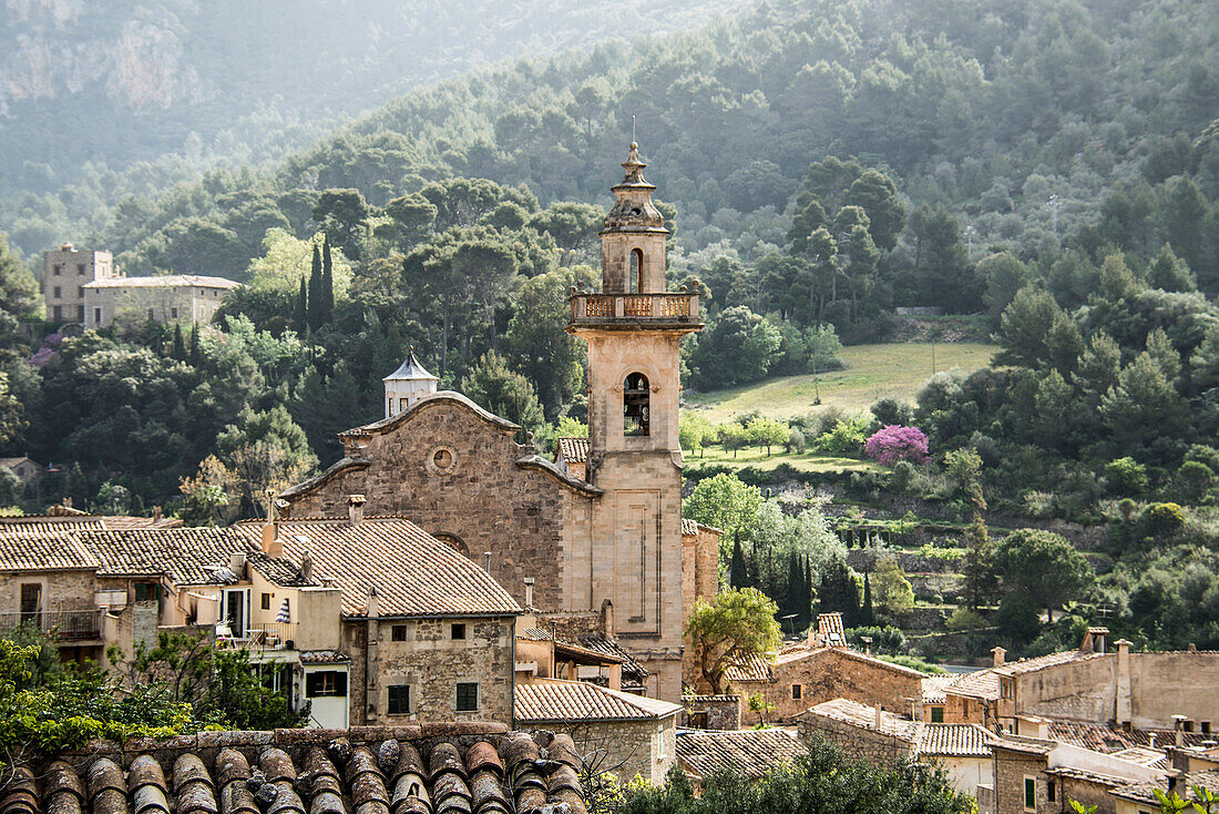 Ortsansicht mit Pfarrkirche, Valldemossa, Mallorca, Spanien