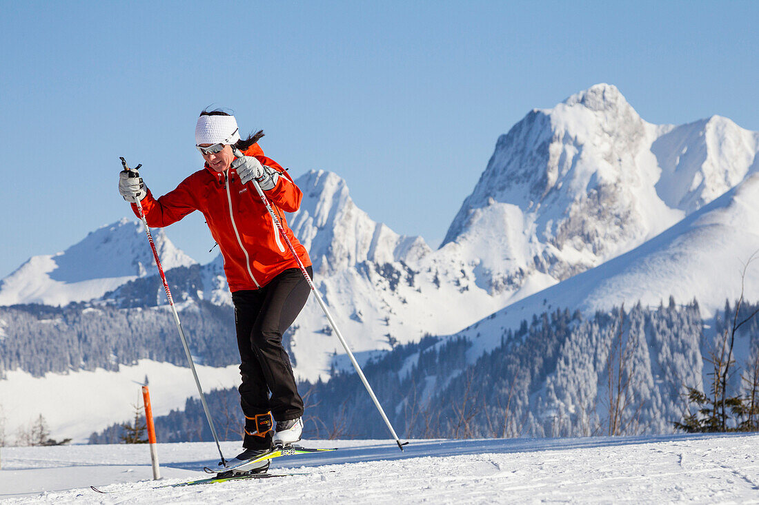 Frau beim Skilanglauf, Gantrischgebiet, Berner Oberland, Kanton Bern, Schweiz