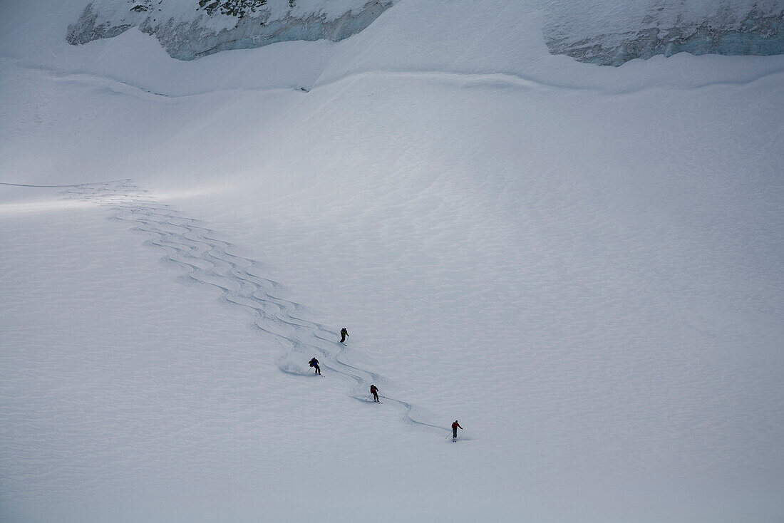 Gruppe Skifahrer bei der Abfahrt auf dem Durandgletscher ins Val d Anniviers, Kanton Wallis, Schweiz