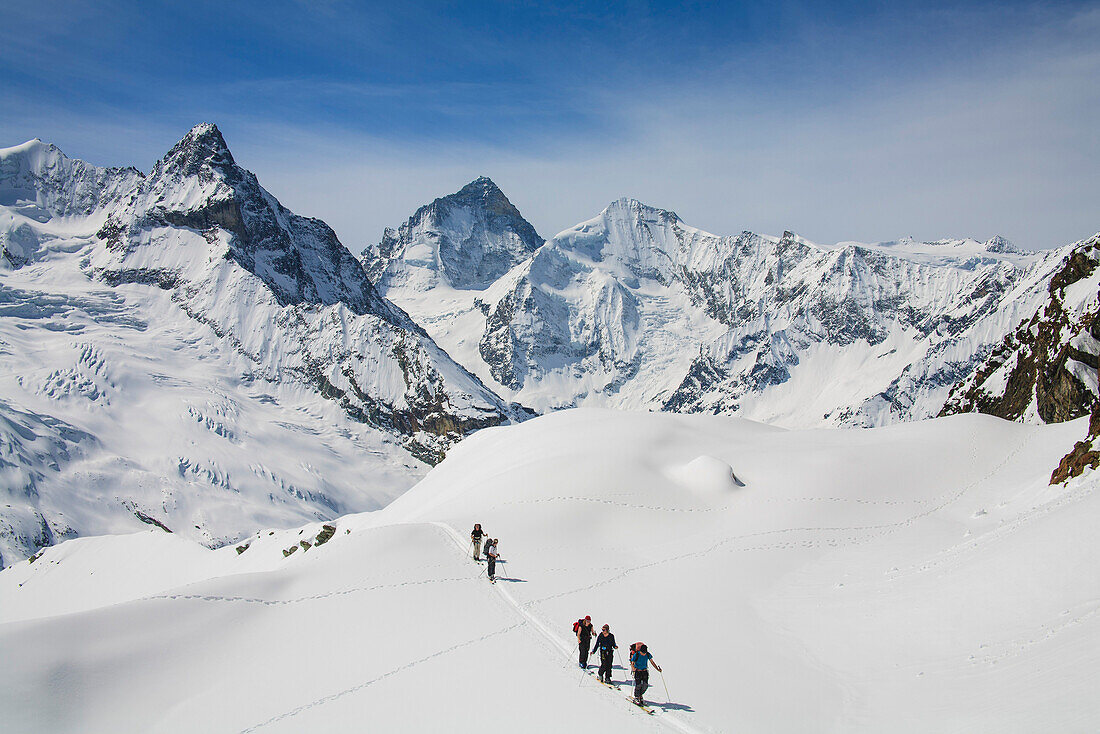 Gruppe Skifahrer beim Aufstieg zum Col de Milon über Glacier de Weisshorn, Val d Anniviers, Kanton Wallis, Schweiz