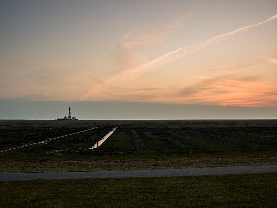 Ein Landschafts blick mit Leuchtturm, Westerhever, Nordsee,  Nationalpark Schleswig-Holsteinisches Wattenmeer, Nordfriesland, Schleswig-Holstein