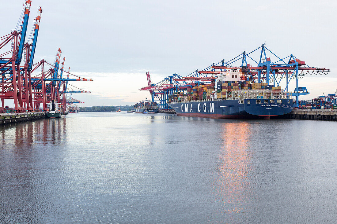 Containerschiff wird Be- und Entladen am Containerterminal Burchardkai, Waltershofer Hafen, Hamburg, Deutschland