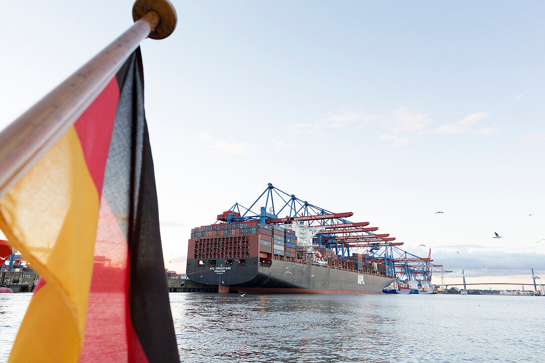 Containerschiff beim Be- und Entladen am Container Terminal Altenwerder, Hamburg, Deutschland