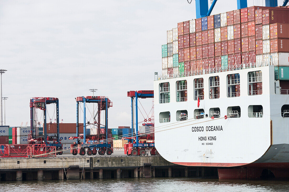 Das Containerschiff Cosco Oceania wird Be- und Entladen am Container Terminal Tollerort, Hamburg, Deutschland