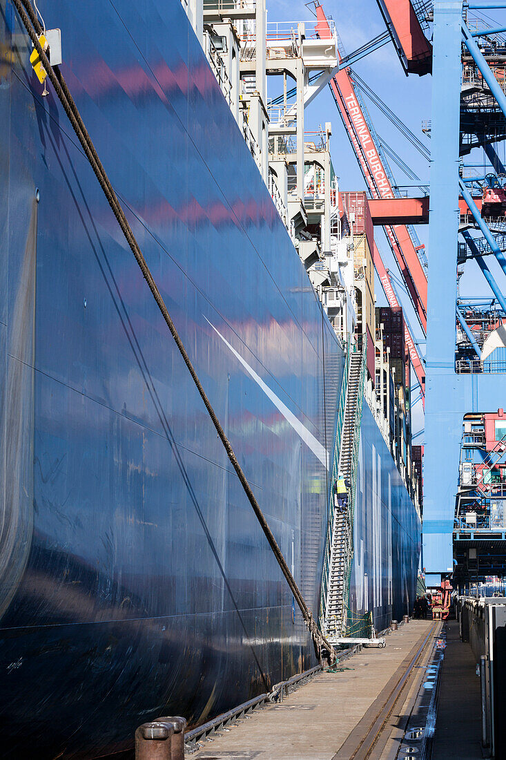 Containerschiff liegt am Container Terminal Burchardkai, Hamburg, Deutschland