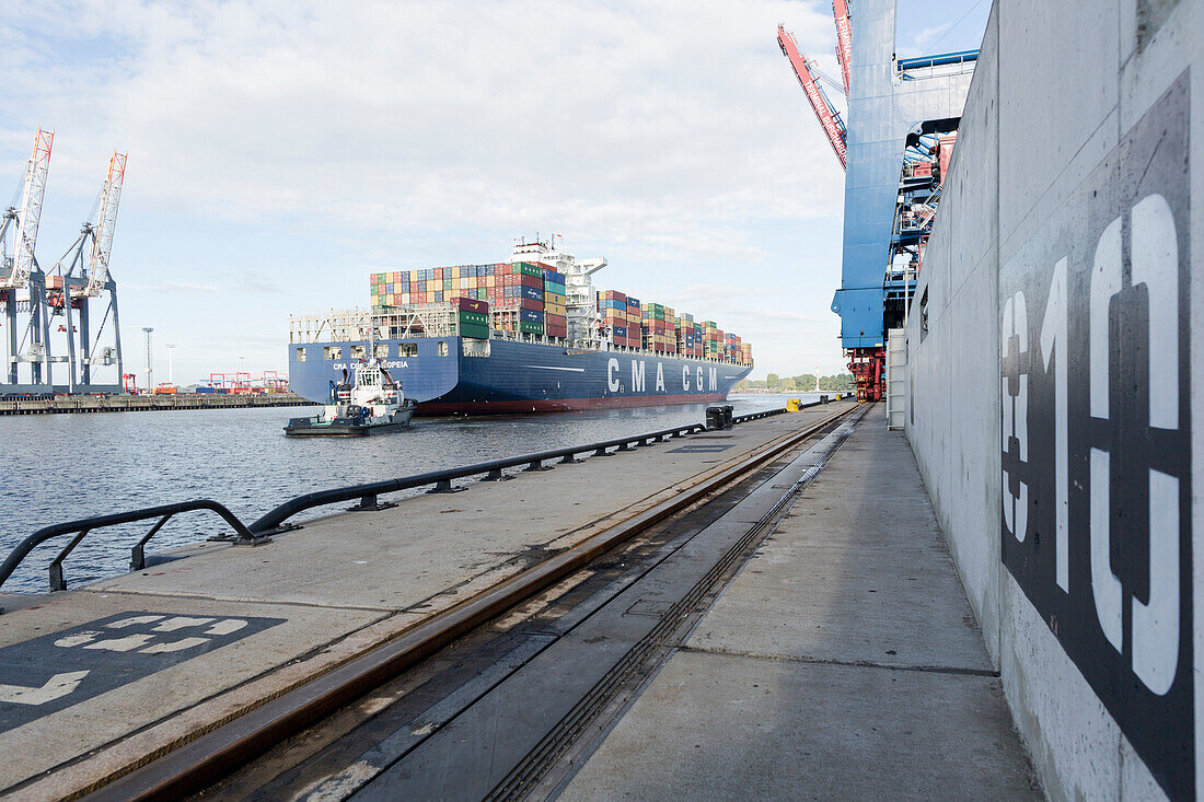 Containerschiffe wird zum anlegen in den Hafen geschleppt, Burchardkai, Hamburg, Deutschland