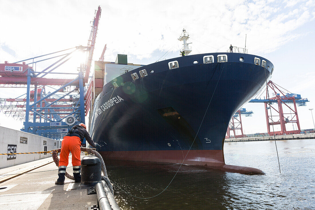 Festmacher befestigen die Leine der CMA CGM Cassiopeia in Hamburg, Burchardkai, Hamburg, Deutschland