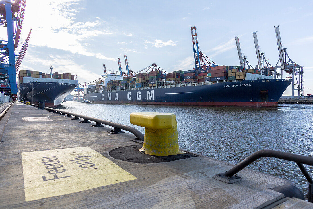 Containerschiff beim anlegen vom Container Terminal Burchardkai in Hamburg, Burchardkai, Hamburg, Deutschland