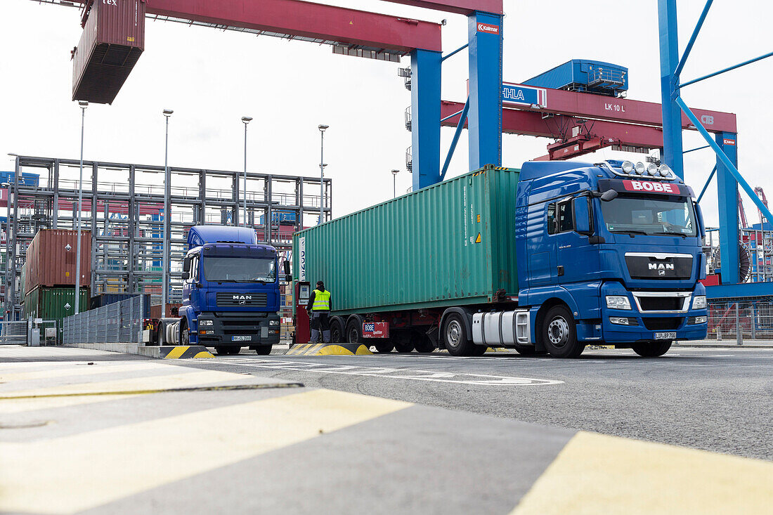 Container Beladung eines LKW´s im Hamburger Hafen, Hamburg, Deutschland