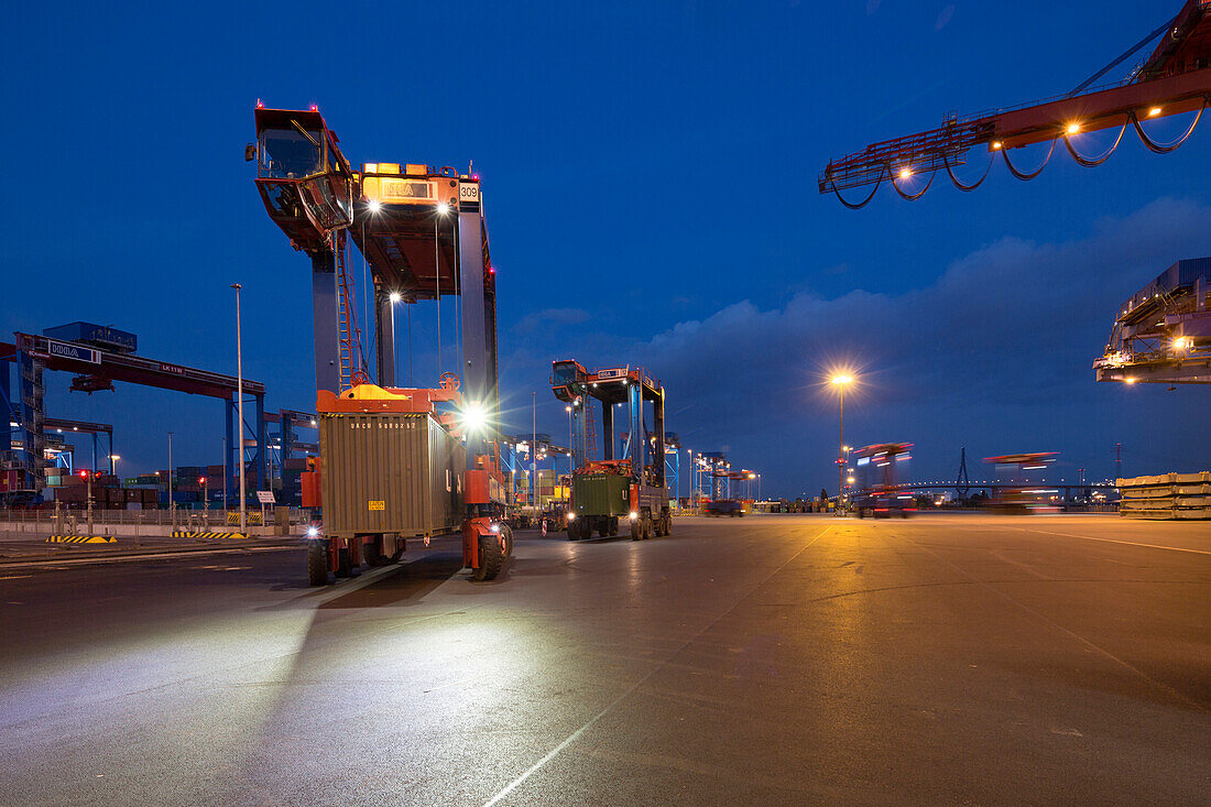 Containerbrücken beim Be- und Entladen eines Containerschiffes im Hamburger Hafen, Burchardkai, Hamburg, Deutschland