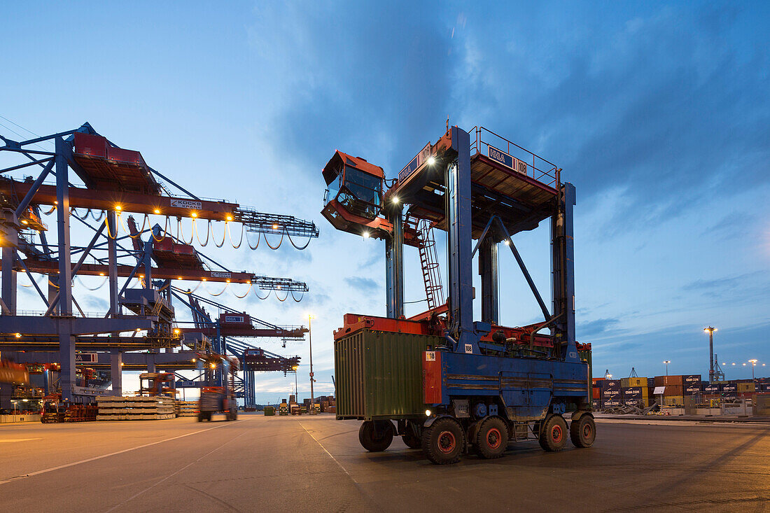 Containerbrücken beim Be- und Entladen eines Containerschiffes im Hamburger Hafen, Burchardkai, Hamburg, Deutschland