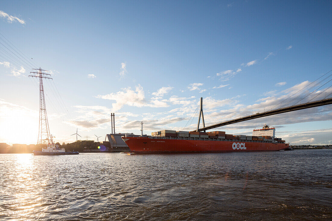 Schiff fährt unter der Köhlbrandbrücke hindurch, Hamburg, Deutschland