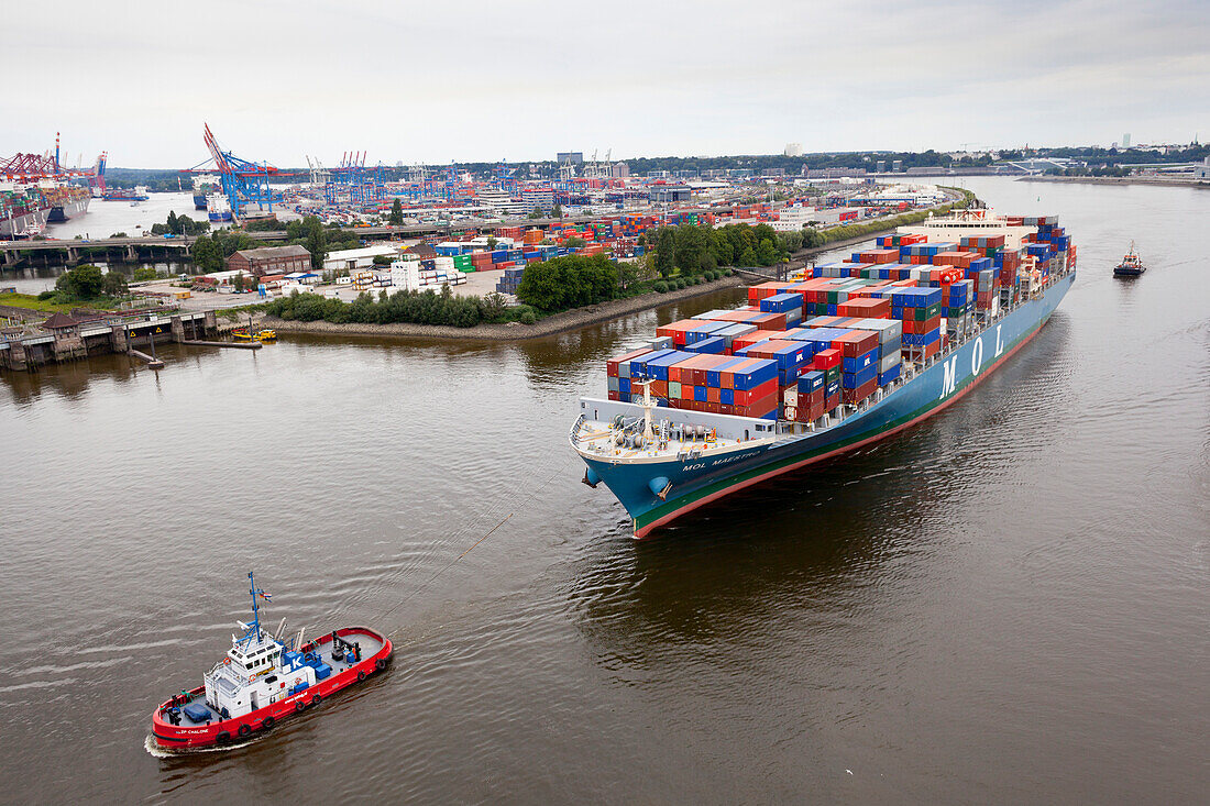 Blick von der Köhlbrandbrücke mit Containerschiff.