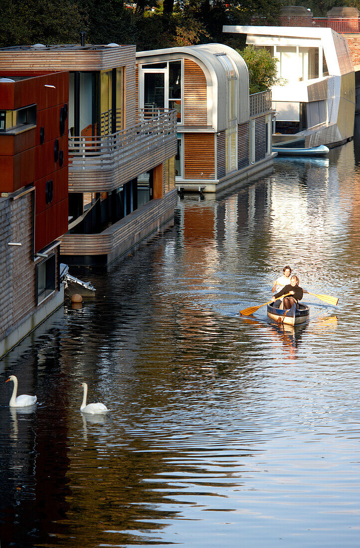 Paar in einem Kanu auf dem Eilbekkanal, Hausboote am Ufer, Hamburg, Deutschland