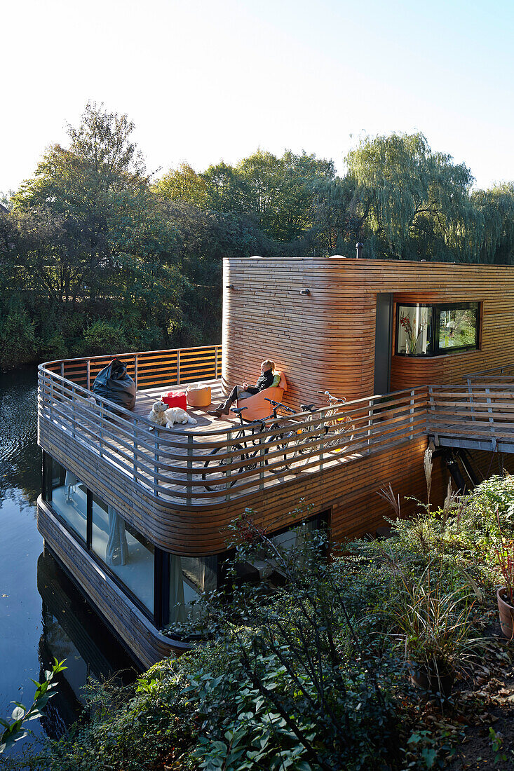 Houseboat on the Eilbek canal, Hamburg, Germany