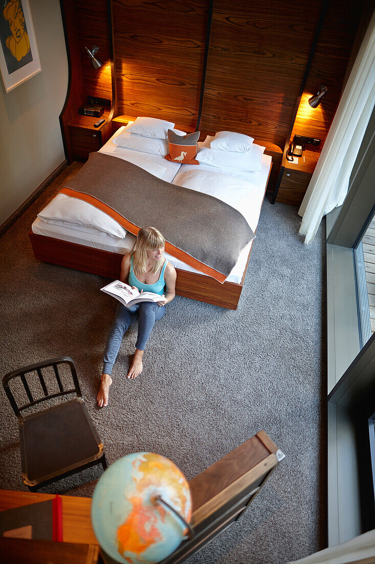 Frau inn einem Hotelzimmer, 25hours Hotel, Hafencity, Hamburg, Deutschland