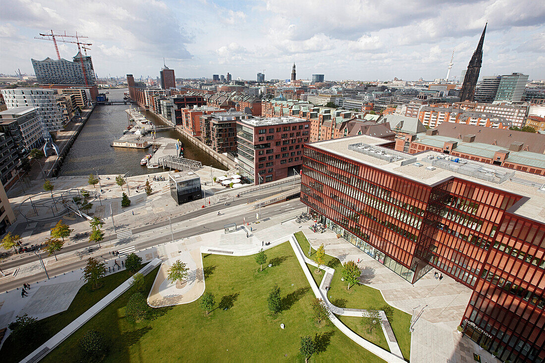 Blick über Sandtorhafen, Sandtorpark und Magellanterrassen, Hafencity, Hamburg, Deutschland