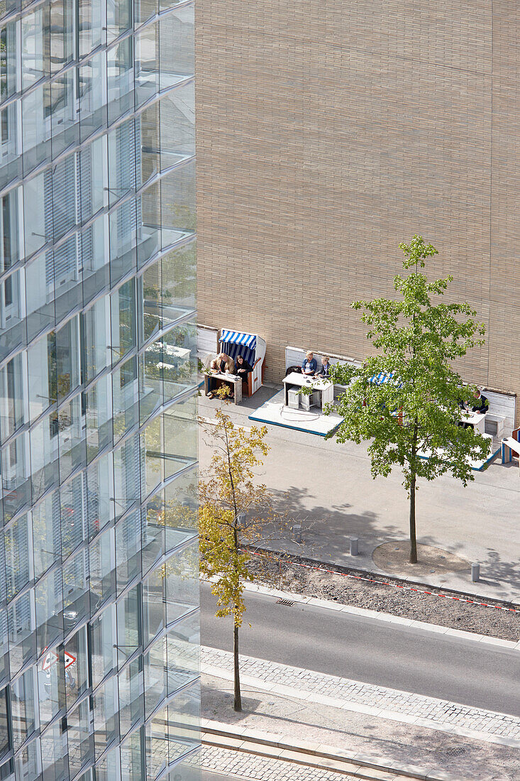 Strandkörbe vor einem Café, Großer Grasbrook, Hafencity, Hamburg, Deutschland