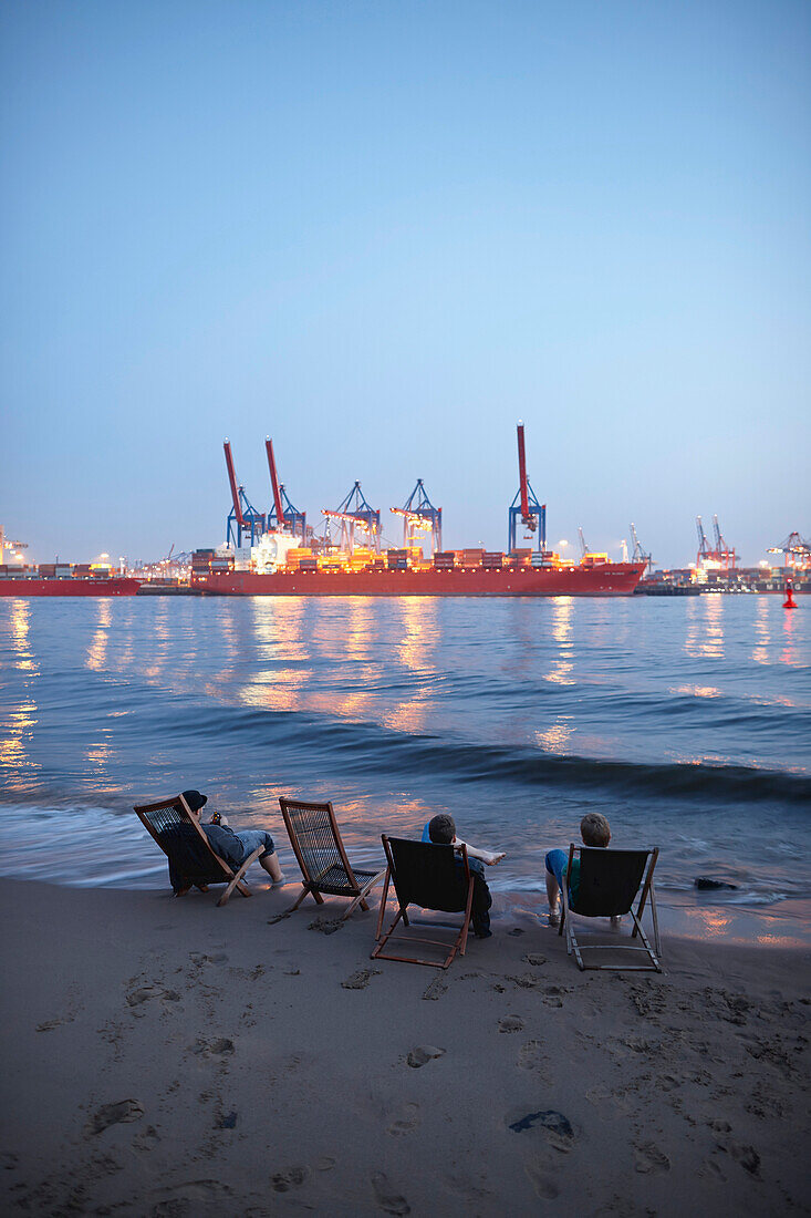 Besucher am Strand des Café/Restaurant Strandperle in Hamburg-Övelgönne, gegenüber Burchardkai, HHLA Containerterminal, Elbufer, Hamburger Hafen, Hamburg Deutschland