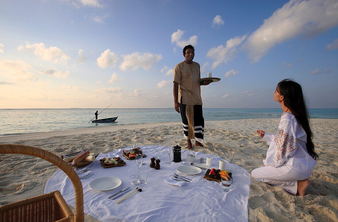 Republic of the Maldives, Lhaviyani Atoll, Kanuhura Hotel, Breakfast on the beach with the rising sun