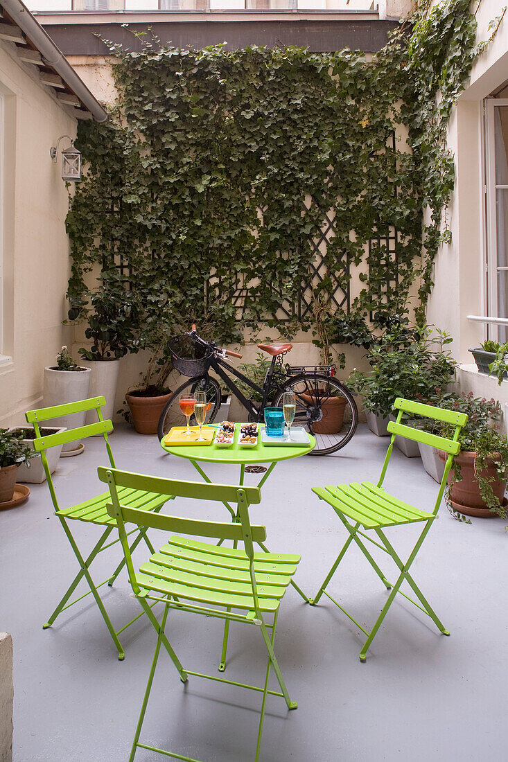 Private Courtyard, Green garden furnitures with drinks