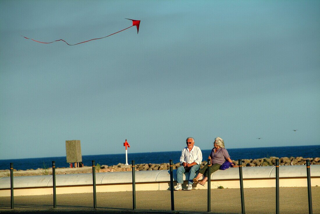 France, Hérault Department, Sète-La-Pointe-Courte, couple sitting by the sea