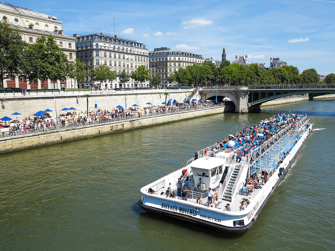 France, Paris, a neighborhood of the Hotel de Ville, Paris Plage, riverboat passing the beach