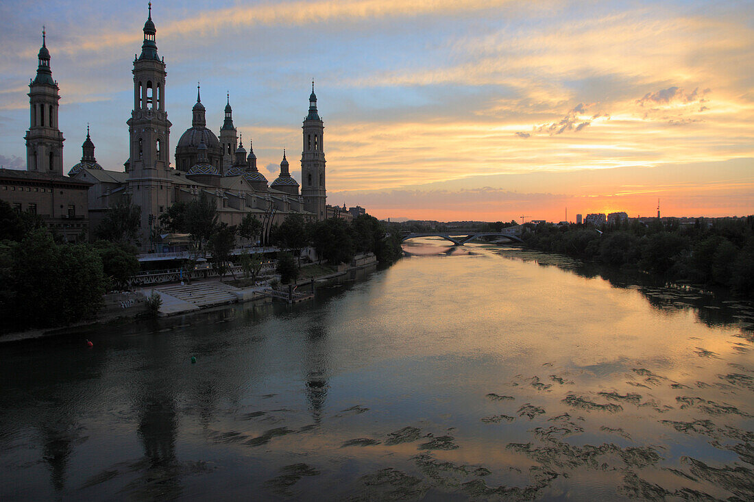'Spain, Aragon, Zaragoza, Basilica de Nuestra Senora del Pilar; Ebro River;'
