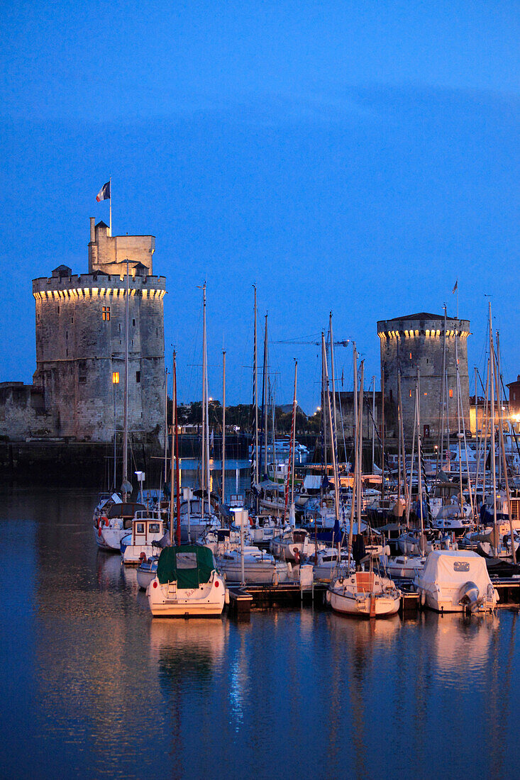 France, Poitou-Charentes, La Rochelle, Vieux Port, towers