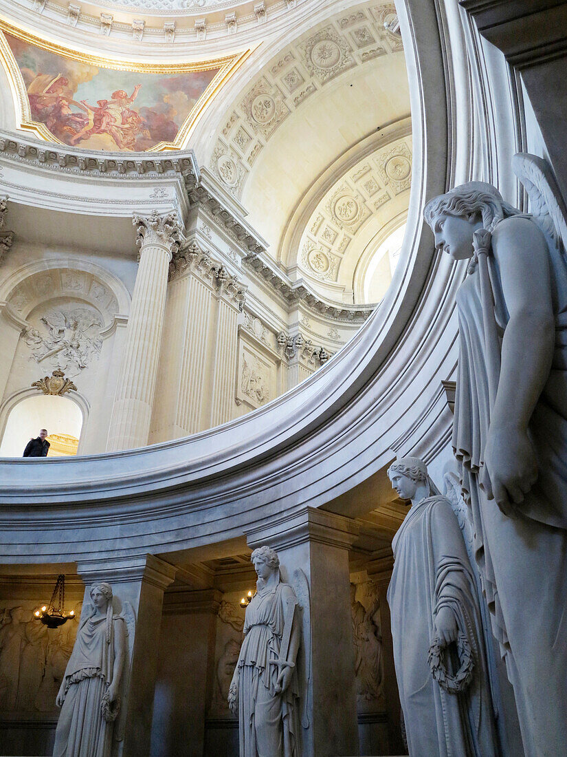 France, Paris, 7th, Hôtel des Invalides, tomb of Napoleon, ornamental statues