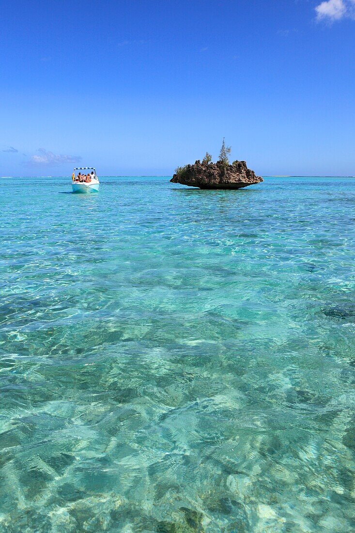 Indian ocean, Mauritius, Île aux Benitiers, Boat