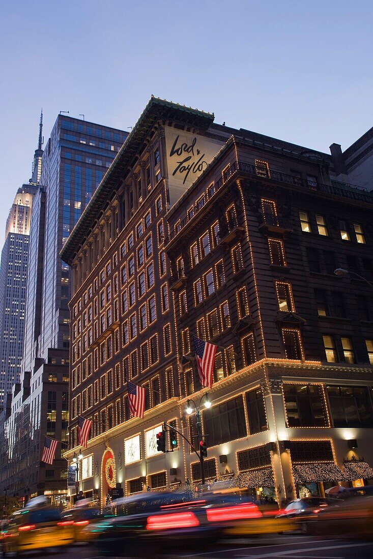 CHRISTMAS LIGHTS LORD AND TAYLOR DEPARTMENT STORE FIFTH AVENUE MANHATTAN NEW YORK CITY USA