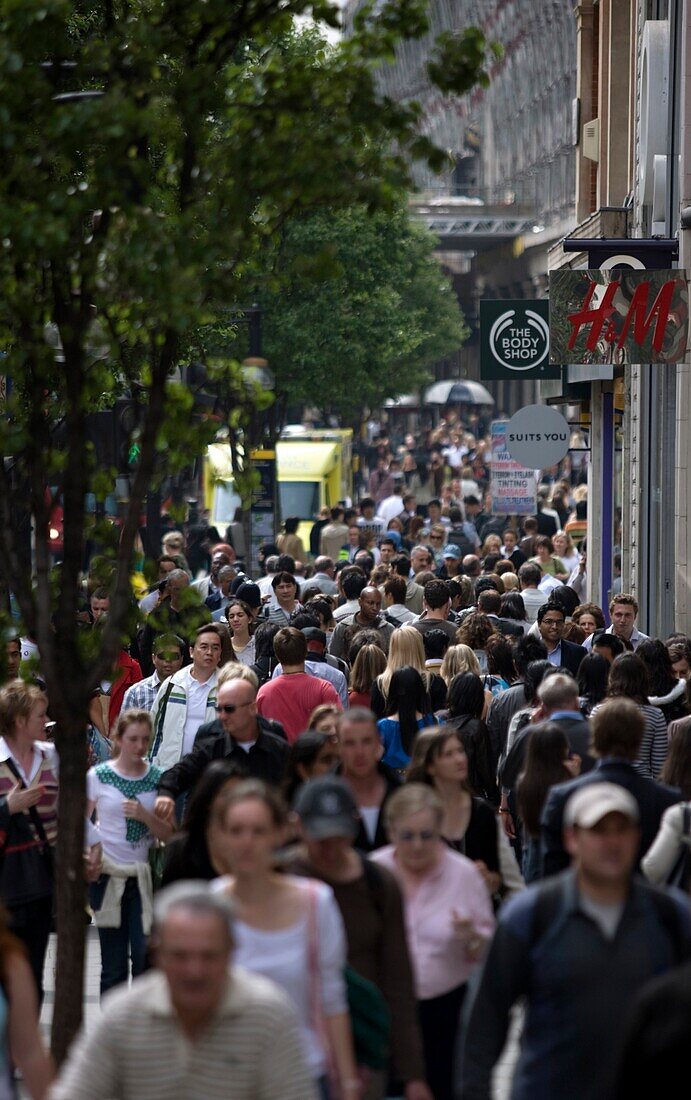 CROWDS OF SHOPPERS OXFORD STREET LONDON ENGLAND UK