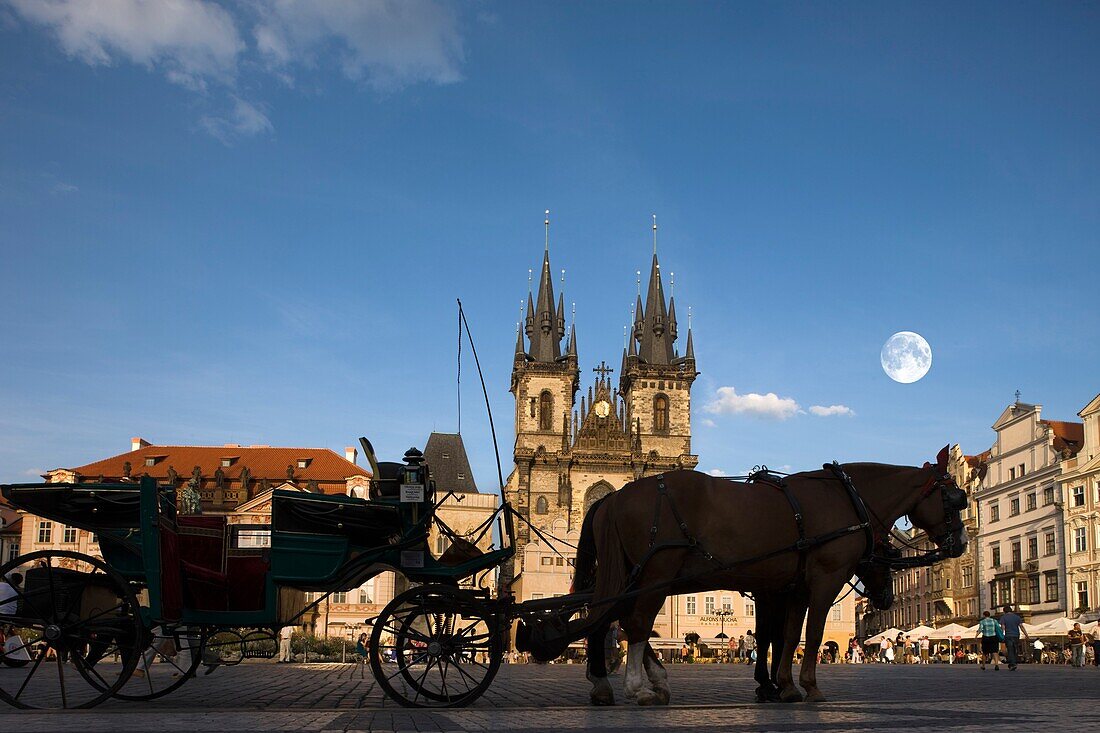 HORSE CARRIAGE TYN CHURCH OLD TOWN SQUARE STAROMESTSKE NAMESTI PRAGUE CZECH REPUBLIC