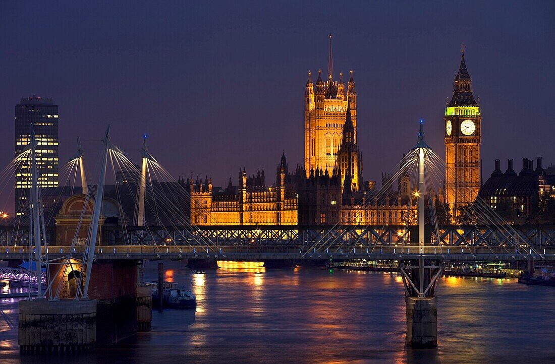 HUNGERFORD BRIDGE HOUSES OF PARLIAMENT RIVER THAMES LONDON ENGLAND UK