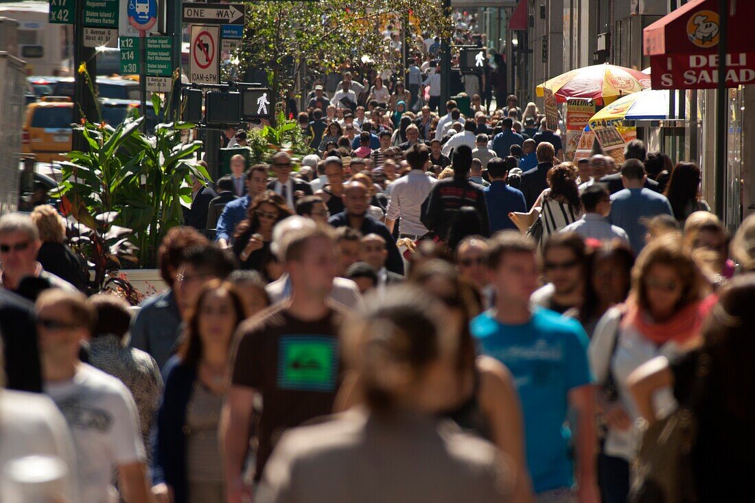 LUNCHTIME CROWDS FIFTH AVENUE MIDTOWN MANHATTAN NEW YORK CITY USA