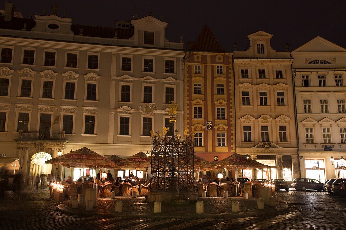 OUTDOOR CAFES LIONS WELL SMALL SQUARE MALE NAMESTI OLD TOWN PRAGUE CZECH REPUBLIC