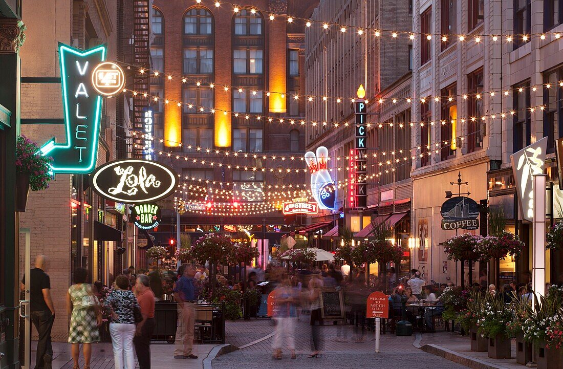 OUTDOOR RESTAURANTS EAST FOURTH STREET DOWNTOWN CLEVELAND OHIO USA