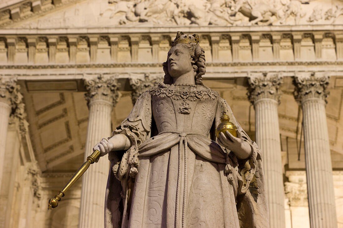 QUEEN ANNE STATUE WEST FRONT SAINT PAULS CATHEDRAL LUDGATE HILL LONDON ENGLAND UK