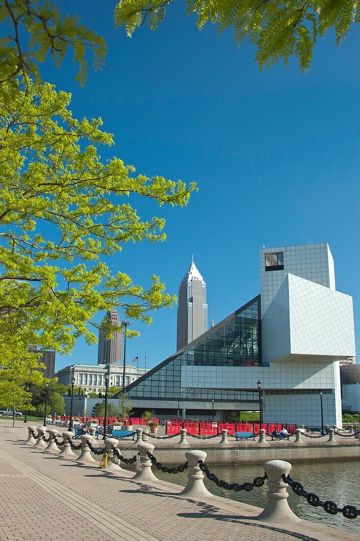 ROCK AND ROLL HALL OF FAME GREAT LAKES SCIENCE CENTER DOWNTOWN CLEVELAND SKYLINE OHIO USA