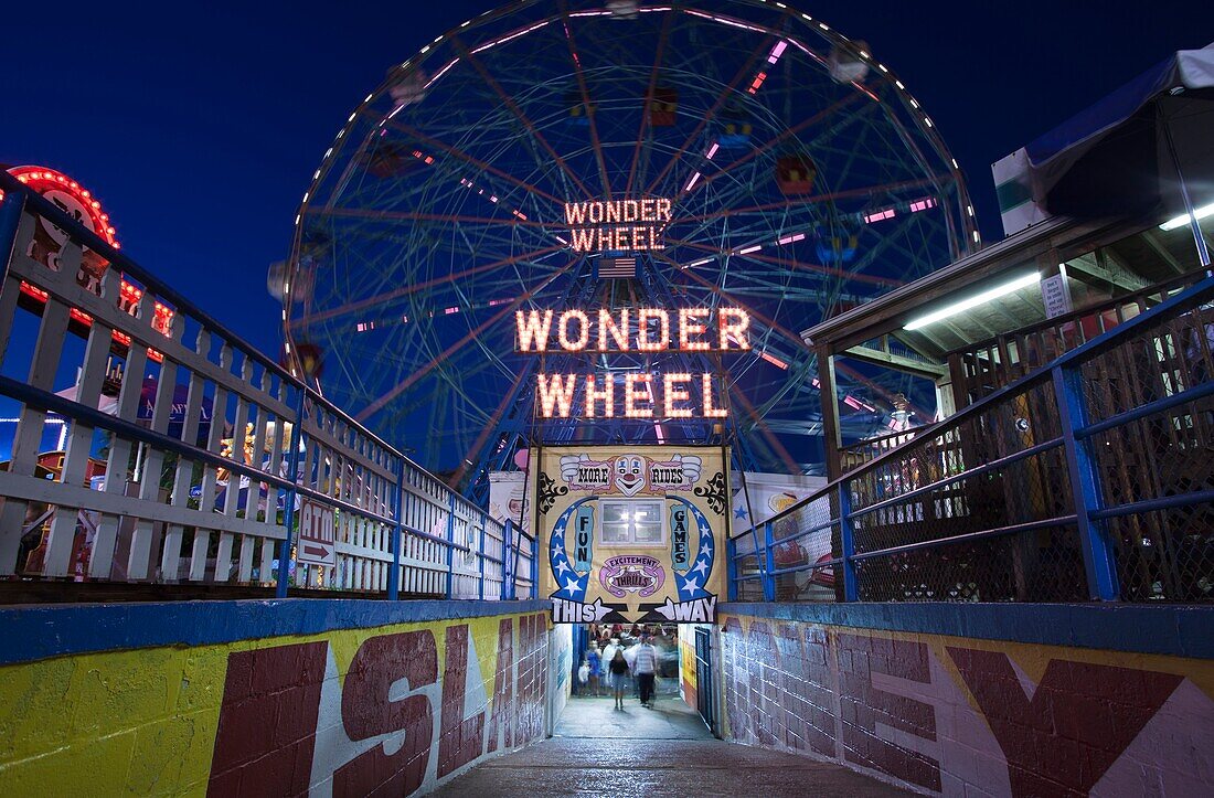 SIGN DENO'S WONDER WHEEL AMUSEMENT PARK CONEY ISLAND BROOKLYN NEW YORK CITY USA