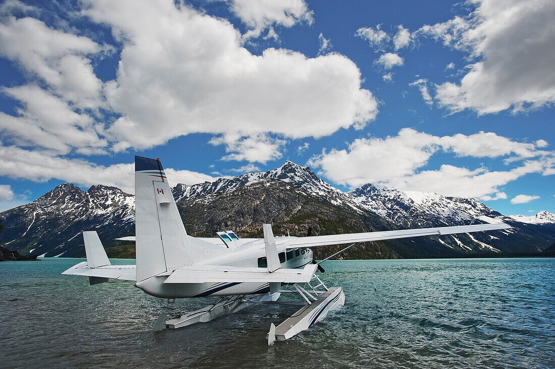 Cessna caravan amphibian seaplane afloat on chilko lake by ts'yl-os provincial park, british columbia canada