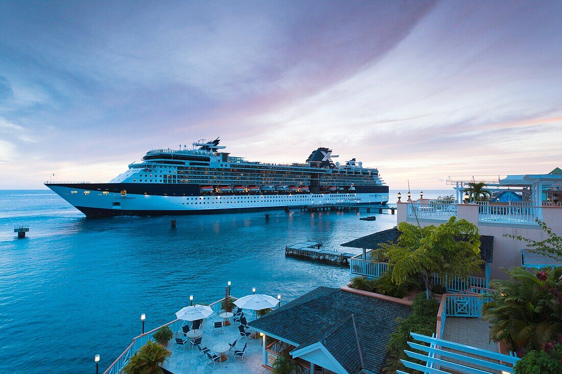 Dominica, Roseau, cruiseship, dusk