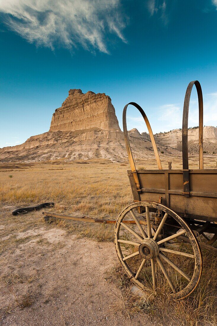 USA, Nebraska, Scottsbluff, Scotts Bluff National Monument and pioneer wagon train